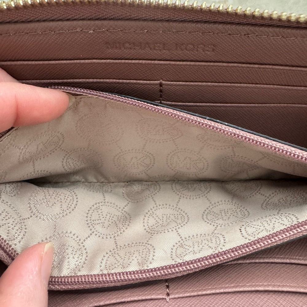 Michael Kors wallet - Picture 10 of 13